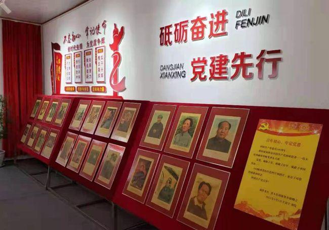 小腿上一片，每天起皮，皮下都是小眼眼，还能渗出液体，啥原因呀